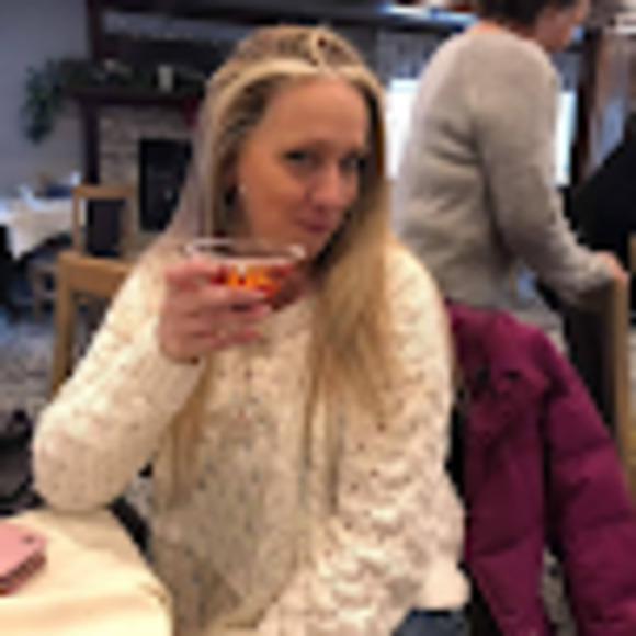 Meet your Posher, Courtney - Picture 1 of 2